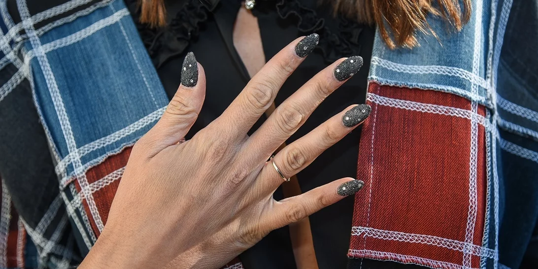 10 λαμπερά μανικιούρ που θα κάνουν ακόμα πιο glamorous τις γιορτινές εμφανίσεις σου