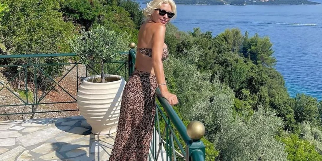 Η Ελένη Μενεγάκη επέλεξε το πιο κομψό και διαχρονικό beach cover up