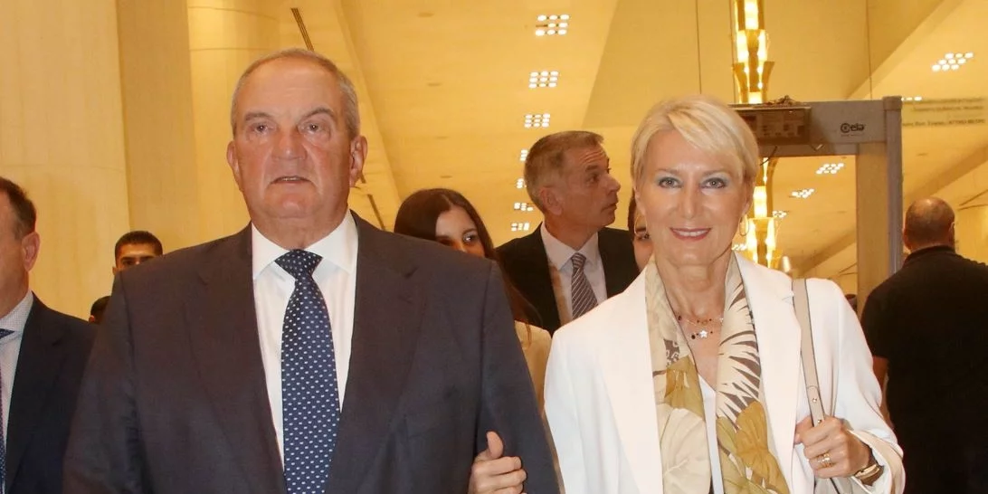 Νατάσα Παζαΐτη | Σε δείπνο με τον σύζυγό της Κώστα Καραμανλή - Η εμφάνιση με παγιέτες