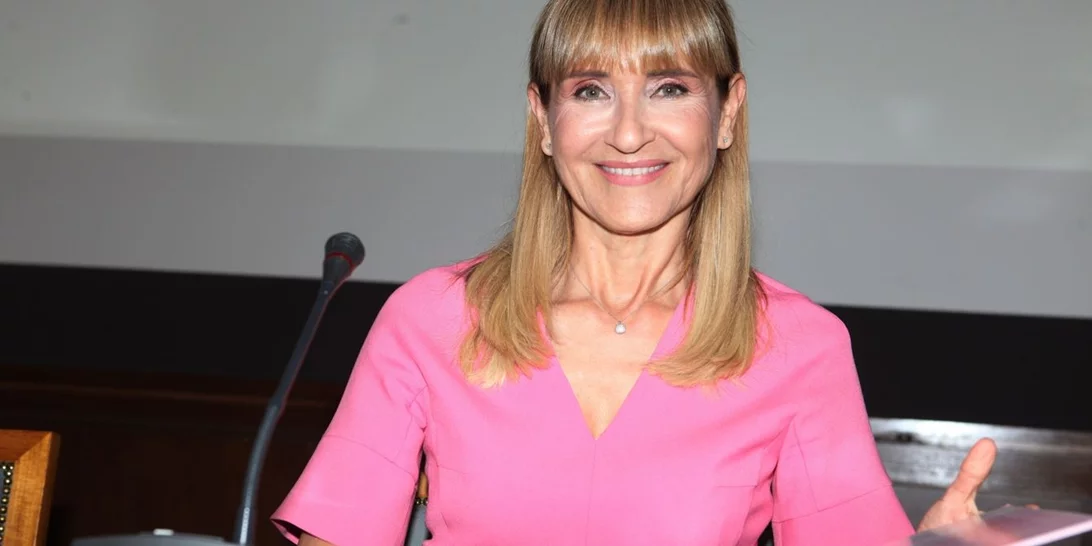 Η Μάρα Ζαχαρέα με φλοράλ σε ηλιόλουστη μέρα - "Άσε τους άλλους να τρέχουν στα βουνά"