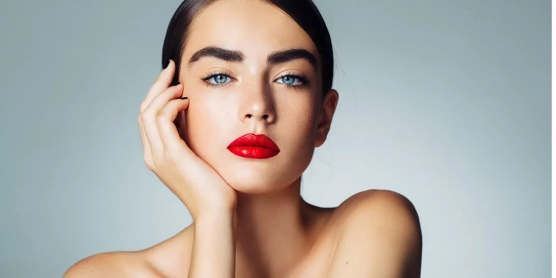 Αυτό είναι το καλύτερο προϊόν φροντίδας για μακριές βλεφαρίδες και πλούσια φρύδια