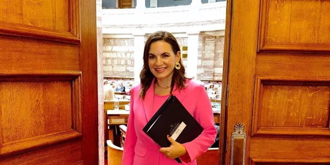 Η Όλγα Κεφαλογιάννη με maxi floral φόρεμα σε συναυλία αφιερωμένη στην ημέρα της Γυναίκας