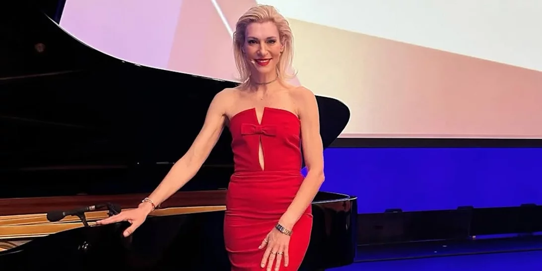 Νονά στα λευκά η Ζέτα Δούκα | Το τέλειο look αν βαφτίζεις μωρό μες στο καλοκαίρι