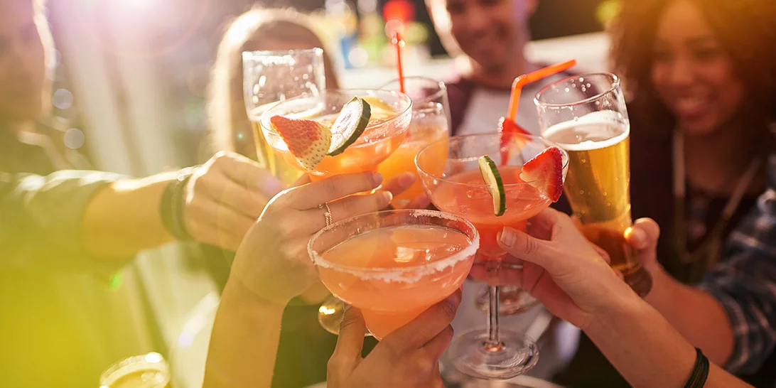 Είναι "οκ" να πίνουμε λίγο αλκοόλ;