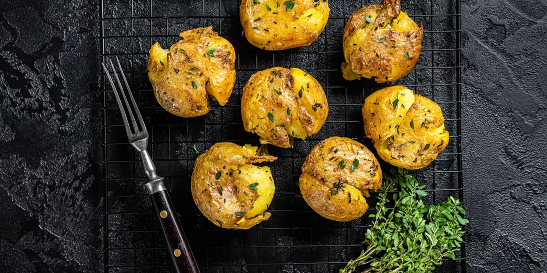 Οι πιο υγιεινές και τραγανές smashed πατάτες χρειάζονται μόλις 3 υλικά