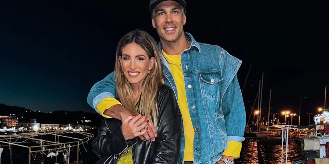 "Λιώνει για τον Μπρούνο της" | Η Αθηνά Οικονομάκου χορεύει μες στο αμάξι, ενώ ο σύντροφός της τραγουδά στα ισπανικά