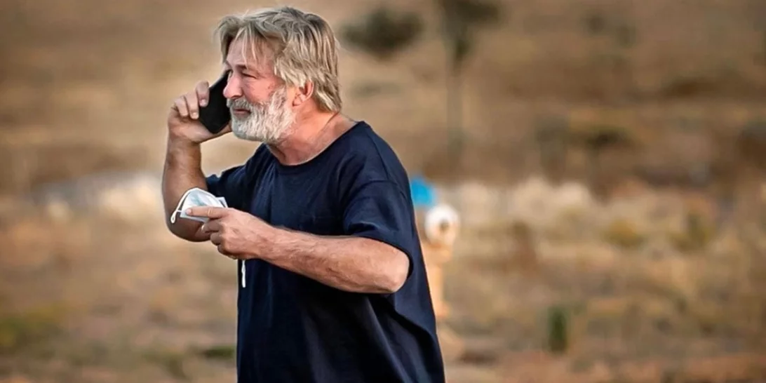 Alec Baldwin | Το βίντεο που δείχνει τον ηθοποιό να κρατάει το όπλο που σκότωσε την κινηματογραφίστρια Halyna Hutchins