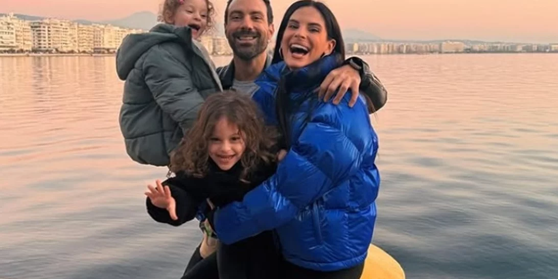 (Δεν) θα πιστέψεις πώς πάνε στο σχολείο οι δίδυμες της Χριστίνας Μπόμπα… εκτός αν έχεις κι εσύ κόρες