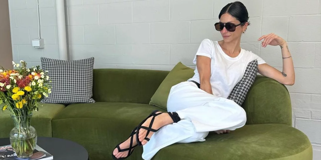 Το styling combo της Σοφίας Καρβέλα με ένα εμπριμέ φόρεμα είναι η πιο κομψή επιλογή σου για φέτος την άνοιξη