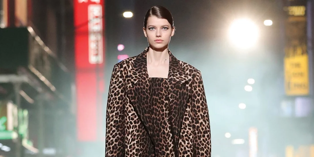 Το λεοπάρ παλτό είναι τάση και εμείς βρήκαμε το ιδανικό στη Mango
