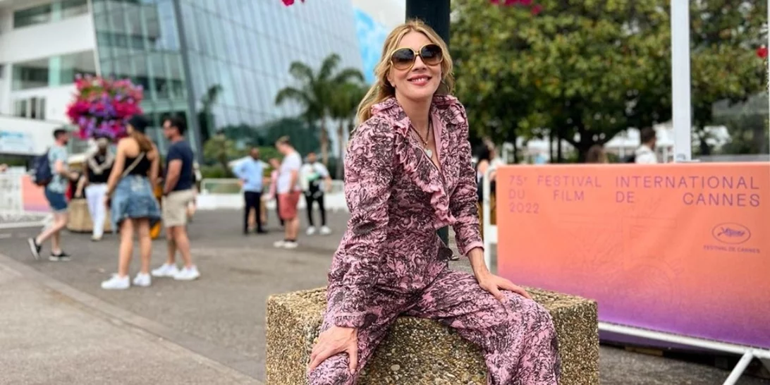 Η Σμαράγδα Καρύδη ποζάρει στην παραλία με πράσινο μπικίνι και κοιλιακούς που εντυπωσιάζουν