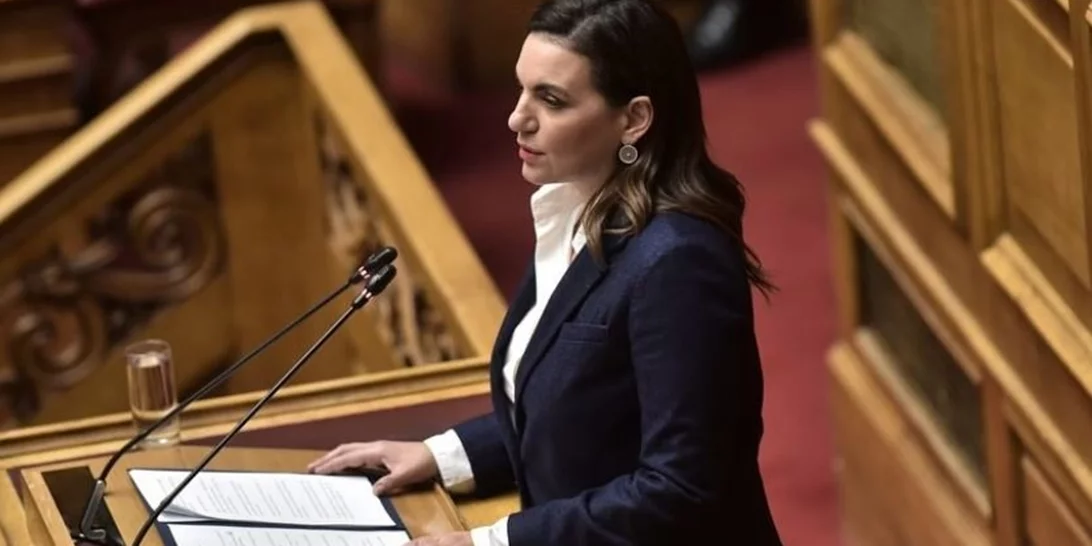 Όλγα Κεφαλογιάννη | Με τα δίδυμα παιδιά της μπροστά από το χριστουγεννιάτικο δέντρο του σπιτιού τους