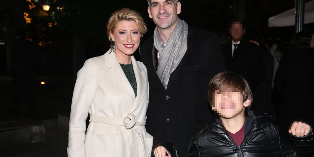 Σία Κοσιώνη - Κώστας Μπακογιάννης | Βόλτα με τον τριών ετών γιο τους, Δήμο, στα χιόνια