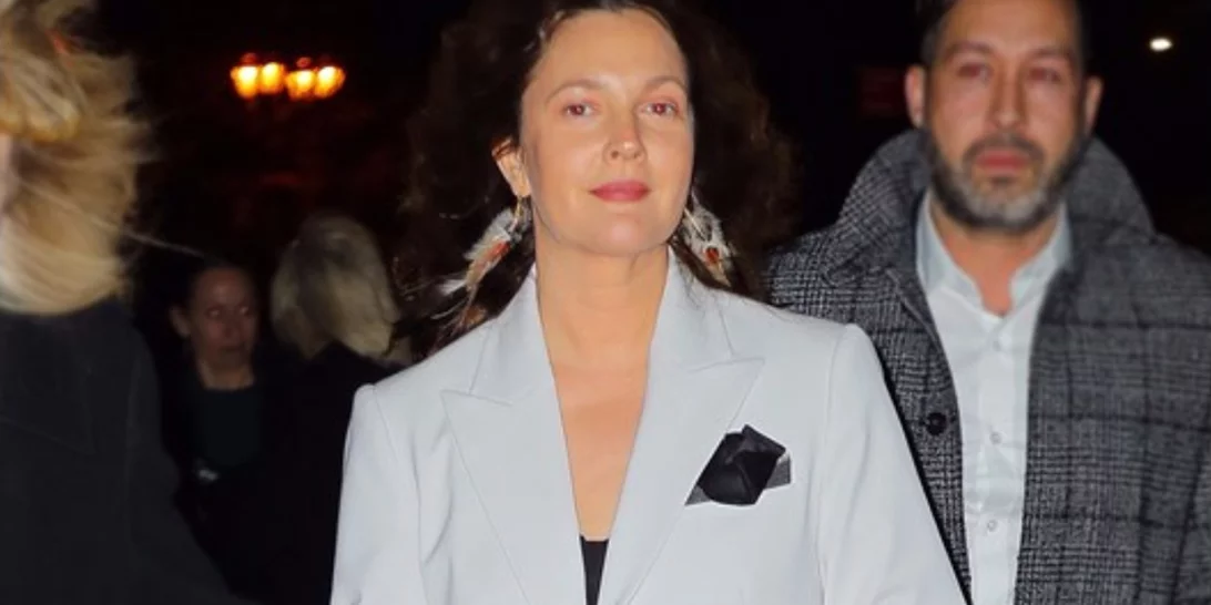 Drew Barrymore | Φωτογραφήθηκε με το φόρεμα που είχε φορέσει πριν 22 χρόνια στο ‘Never Been Kissed’