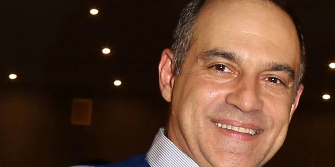 Ο Κρατερός Κατσούλης απαντά στις φήμες που τον θέλουν να έχει σχέση με συνεργάτιδά του