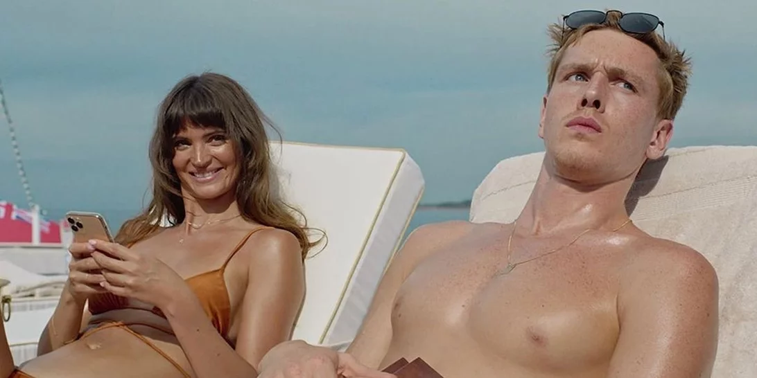 To Tρίγωνο της Θλίψης | Όταν η καλλονή πρωταγωνίστρια της ταινίας, Charlbi Dean, άφηνε την τελευταία της πνοή τον περασμένο Αύγουστο