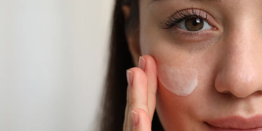 4 αποτελεσματικά tips για να περιορίσεις την ερυθρότητα στο πρόσωπό σου