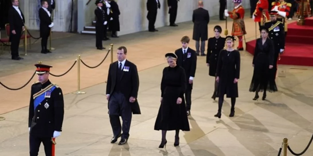 Βασίλισσα Ελισάβετ | Με στολή στην αγρυπνία Ουίλιαμ και Χάρι - Γύρω από το φέρετρό της όλα τα εγγόνια