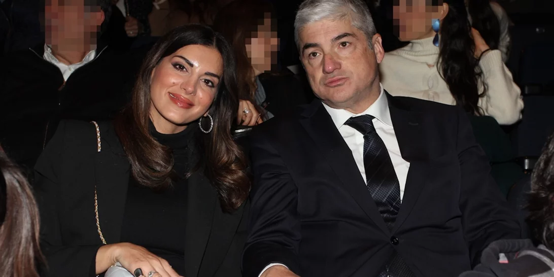 Σταματίνα Τσιμτσιλή - Θέμης Σοφός | Σπάνια έξοδος για το ζευγάρι - Με μαύρο σύνολο και designer μπαουλάκι η παρουσιάστρια