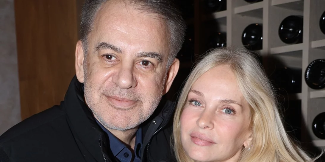 Η Μαρί Κωνσταντάτου με μίνι φούστα στο πλευρό του συζύγου της, Γιάννη Κεντ