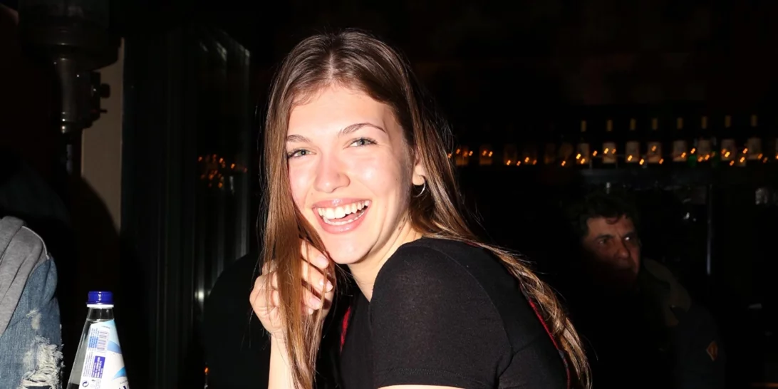 Στη γκαρνταρόμπα των διασήμων | Τα 5 κομμάτια που θέλουμε από τη ντουλάπα της νέας μούσας του Παπακαλιάτη, Κλέλιας Ανδριολάτου