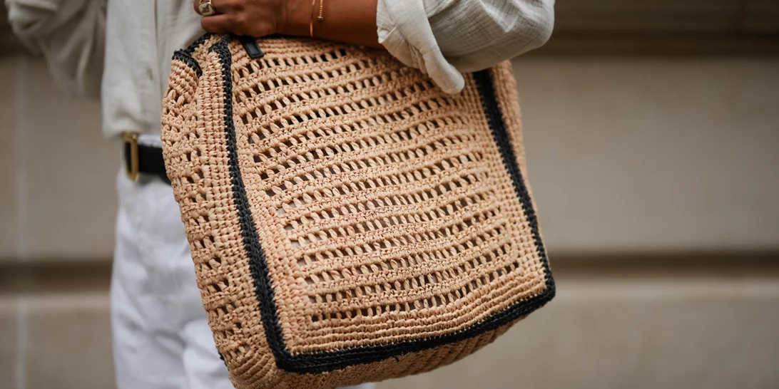 Αυτή η πλεκτή shopper τσάντα από ρατάν είναι το item που θα φέρει αέρα γαλλικής Ριβιέρας στο προσωπικό σου στιλ