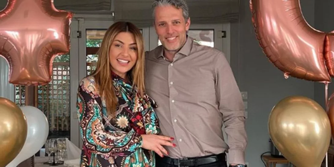 'Ελενα Παπαρίζου - Ανδρέας Καψάλης | "Ανοίγουν" το σπίτι τους και ποζάρουν αγκαλιά (εικόνες, βίντεο)