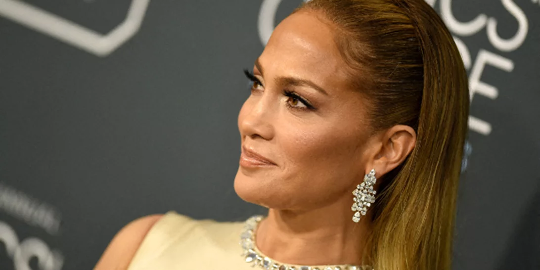 H Jennifer Lopez αναβίωσε ένα χτένισμα από ένα 00s video clip της