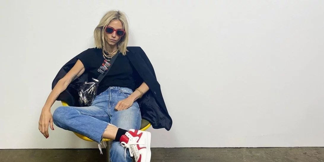 Η Σοφία Καρβέλα φοράει τα πιο κομψά σακάκια για το φθινόπωρο