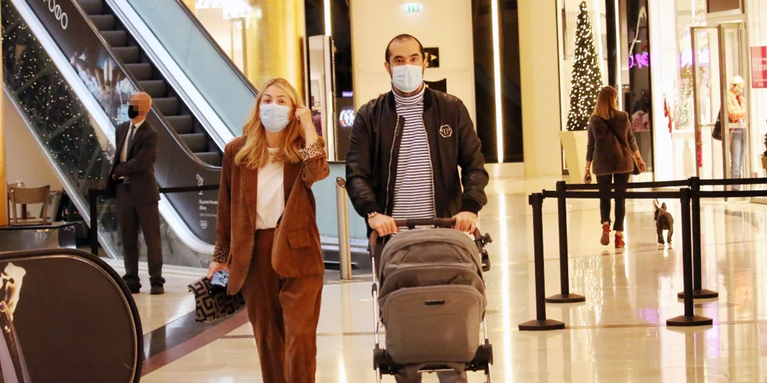 H Μαρία Ηλιάκη και ο Στέλιος Μανουσάκης βγήκαν βόλτα με την έξι μηνών κορούλα τους