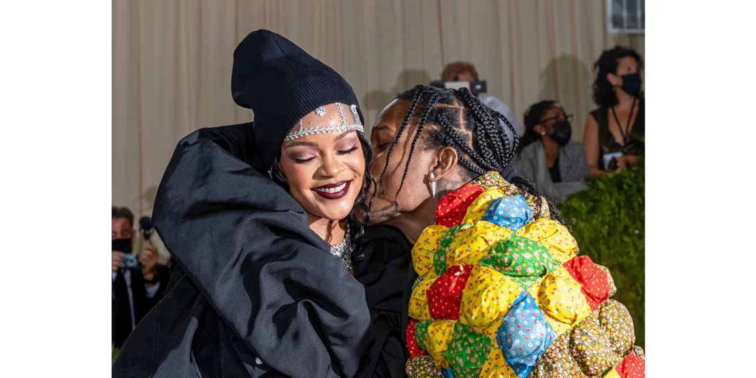 Μήπως η Gigi Hadid μόλις υπονόησε πως η Rihanna περιμένει δίδυμα;