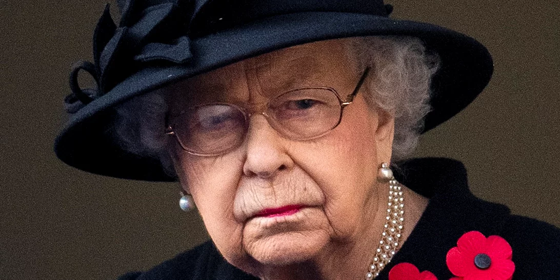Η φωτογραφία της Βασίλισσας Ελισάβετ με μοβ χέρια που πρόδωσε την ασθένειά της