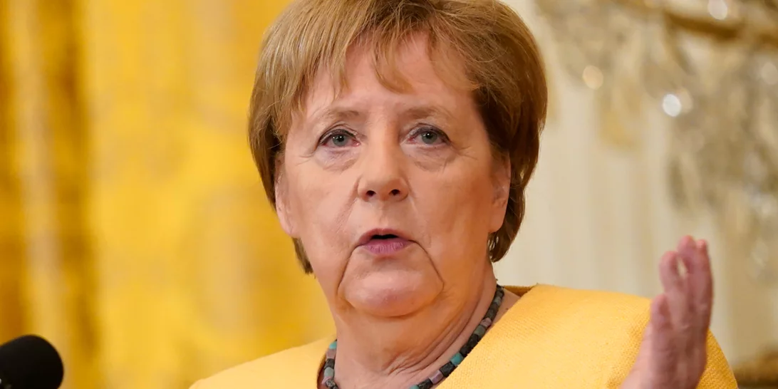 Ο συγκινητικός αποχαιρετισμός του Μακρόν στην Ανγκελα Μέρκελ με κρασιά και λουλούδια [εικόνες]