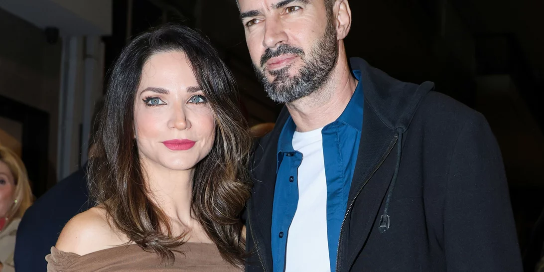 Κατερίνα Γερονικολού | Αγκαλιά με τον Γιάννη Τσιμιτσέλη σε θεατρική πρεμιέρα