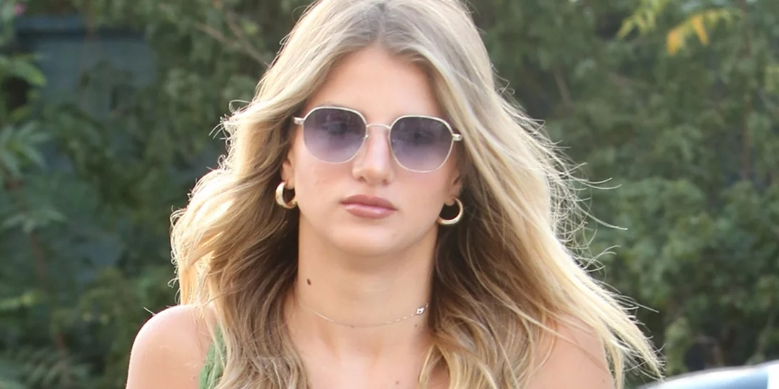 Καλλονή με αποκαλυπτικό φόρεμα | Η Άννα Μαρία Ίβιτς στο πλευρό της μαμάς της, Ελένης Πετρουλάκη