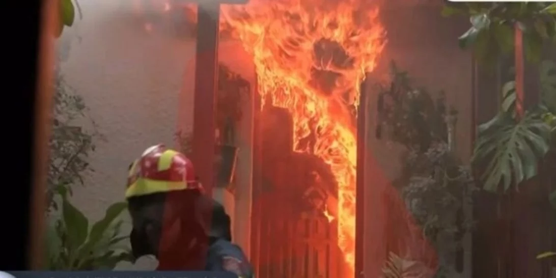 Φωτιά στην Αττική: Πυροσβέστης εμπόδισε γυναίκα να μπει στο φλεγόμενο σπίτι της και δευτερόλεπτα μετά έγινε έκρηξη [βίντεο]