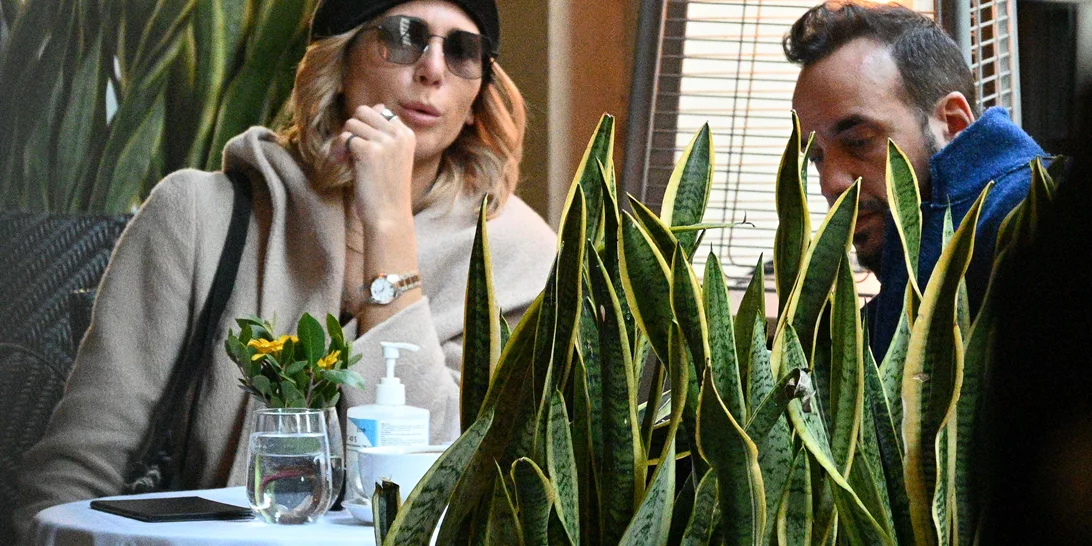 Πάνος Μουζουράκης - Τζίνα Βαρελά | Full in love στο κέντρο της Αθήνας μετά τις φήμες χωρισμού (εικόνες)