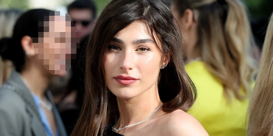 Με beach hair η Χρύσα Μιχαλοπούλου | Με ολόσωμο μαύρο μαγιό στην παραλία