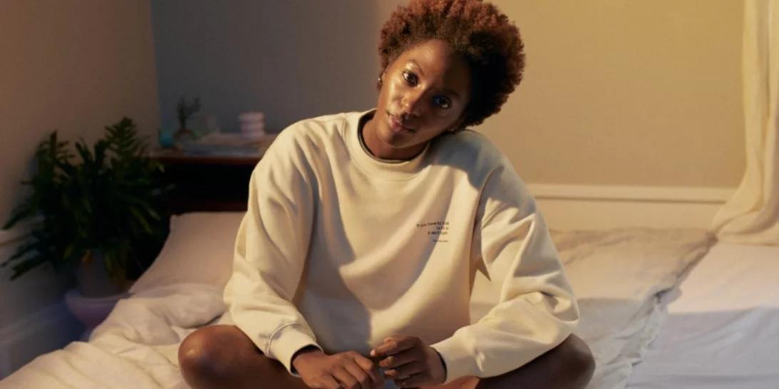 Η H&M συνεργάζεται με την ποιήτρια Yrsa Daley-Ward για μία loungewear συλλογή αφιερωμένη στην αυτοεκτίμηση