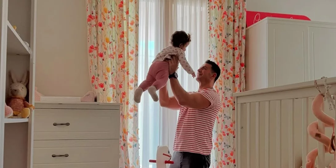 Κούκλα με το φραουλένιο της μαγιό | Η κόρη του Γιώργου Αγγελόπουλου ξεκίνησε τις βουτιές της