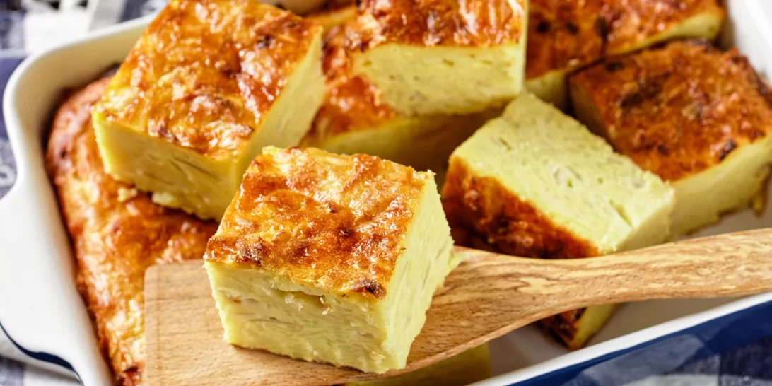 Αυτό το εύκολο τυρόψωμο του Άκη Πετρετζίκη είναι ό,τι πιο νόστιμο έχεις φτιάξει ποτέ | Χωρίς μίξερ με ελάχιστα υλικά