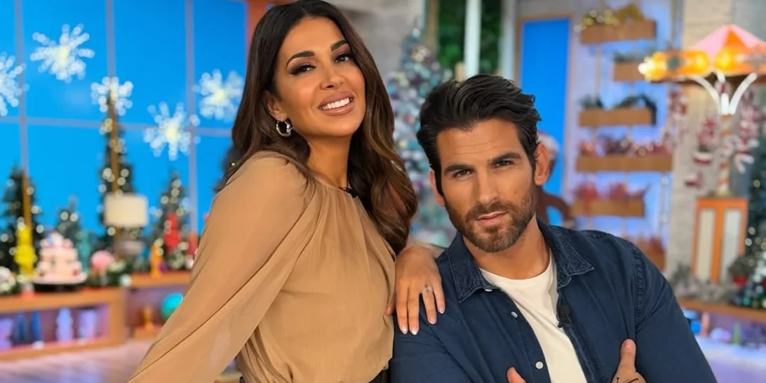 Στο σπίτι της Ελένης Χατζίδου & του Ετεοκλή Παύλου | Ο γιορτινός στολισμός του σαλονιού τους