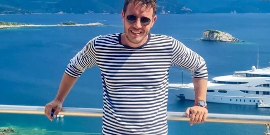 Σπύρος Δημητρίου | Με μελαχρινή καλλονή στο πλευρό του σε γάμο φίλων του