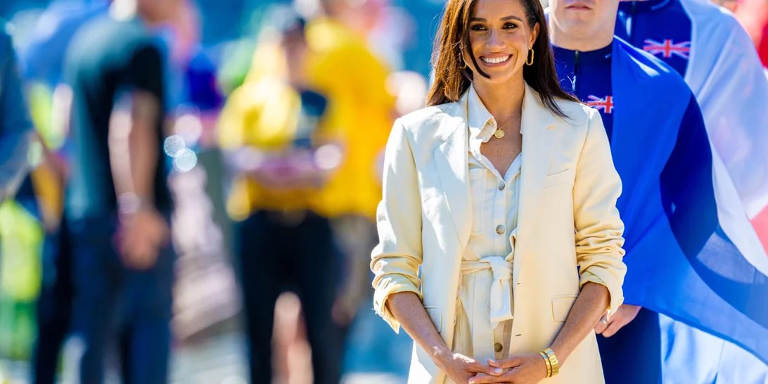 H Meghan Markle φόρεσε το παντελόνι που κολακεύει τη γυναικεία σιλουέτα