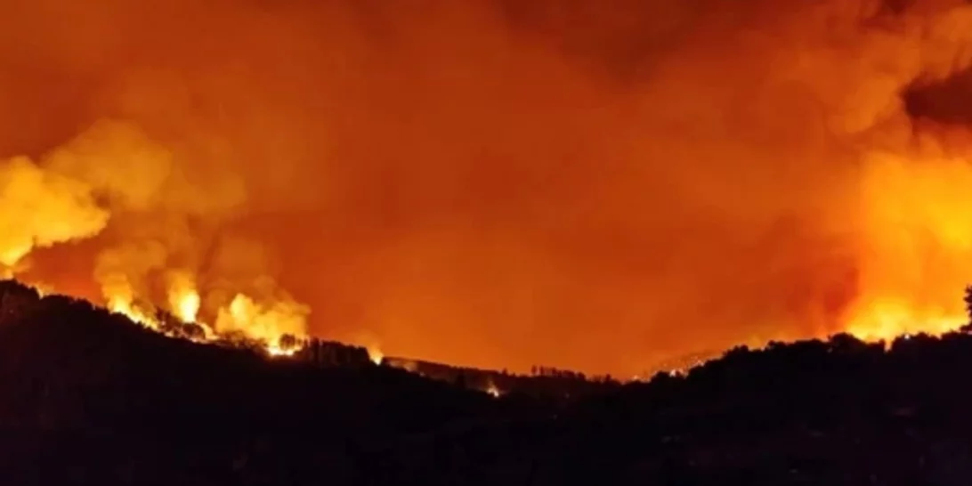 Φωτιές - Πελοπόννησος | Μαίνονται τα μέτωπα σε Ηλεία και Αρκαδία - Πέρασαν μέσα από οικισμούς
