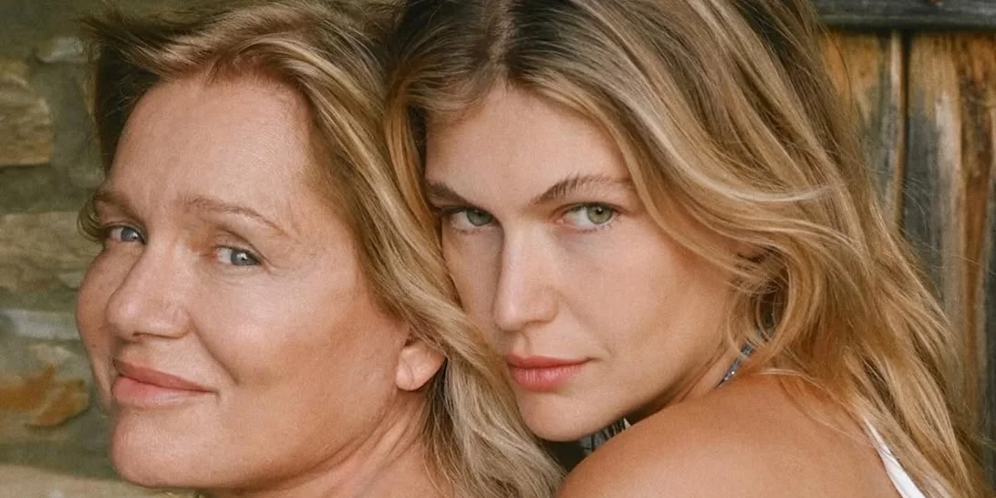 Η Κλέλια Ανδριολάτου φωτογραφίζει τη Μαρία Καβογιάννη στην Κέρκυρα