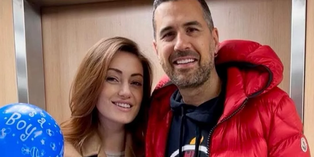 Ο Μιχάλης Εμιρλής έγινε πατέρας για δεύτερη φορά | Η τρυφερή φωτογραφία με τη σύζυγο και το νεογέννητο παιδί τους