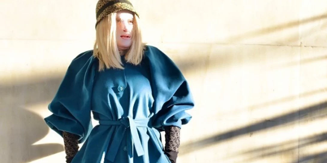 Ιωάννα Παλιοσπύρου | Ποζάρει στο φακό γνωστής φωτογράφου φορώντας παλτό MI-RŌ