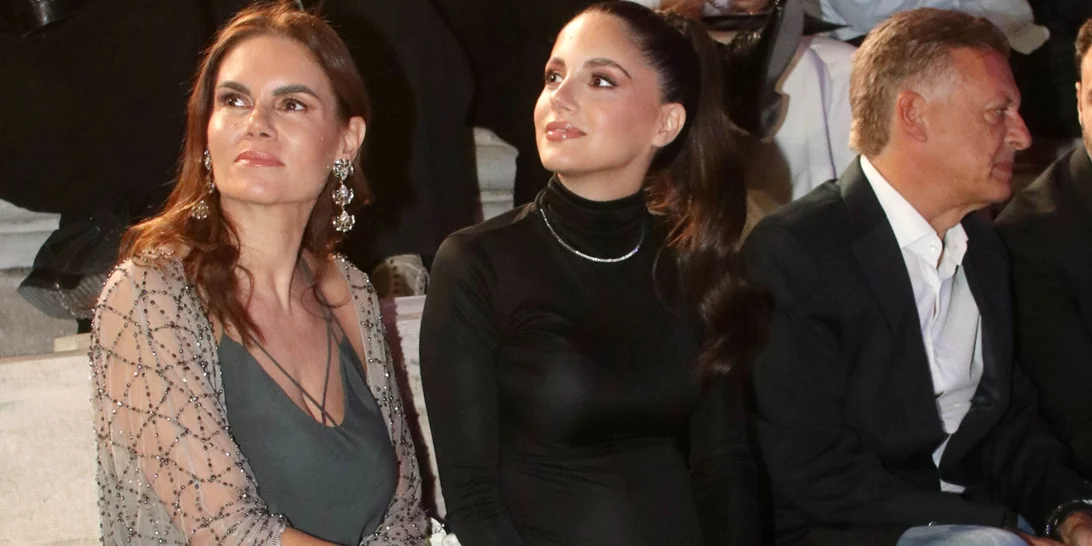 Pregnancy Chic | Η Αλεξάνδρα Νίκα με μαύρο εφαρμοστό φόρεμα στη συναυλία του Κωνσταντίνου Αργυρού στο Ηρώδειο