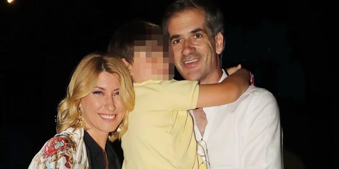 Θεατρική βραδιά για τη Σία Κοσιώνη και τον Κώστα Μπακογιάννη – Αγκαλιά ο γιος τους